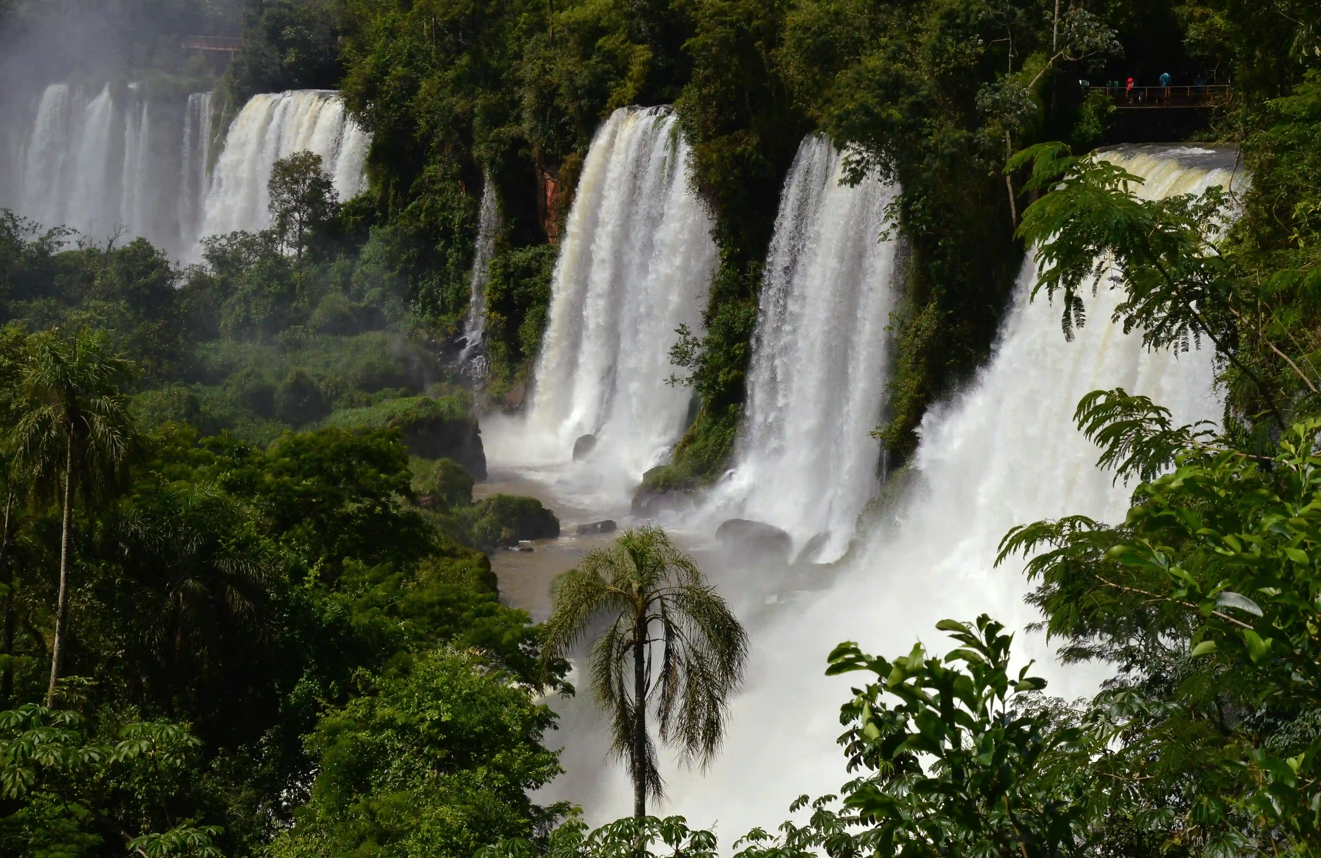 Vista panorámica de las Cataratas Argentinas con arcoíris
