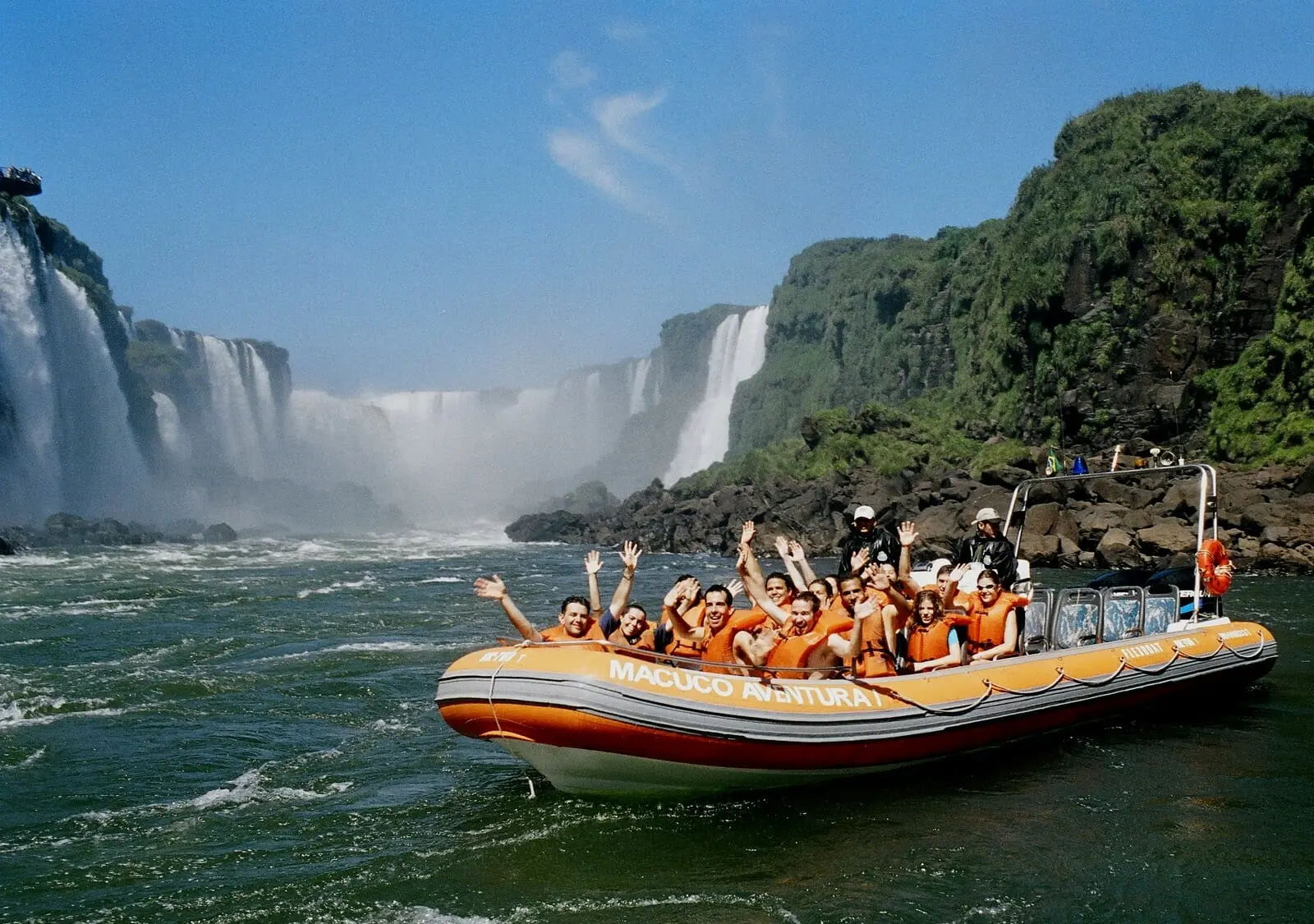 Turistas en lancha frente a las Cataratas Brasileras