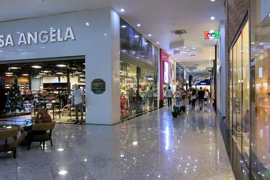 Pasillo con tiendas iluminadas en Ciudad del Este
