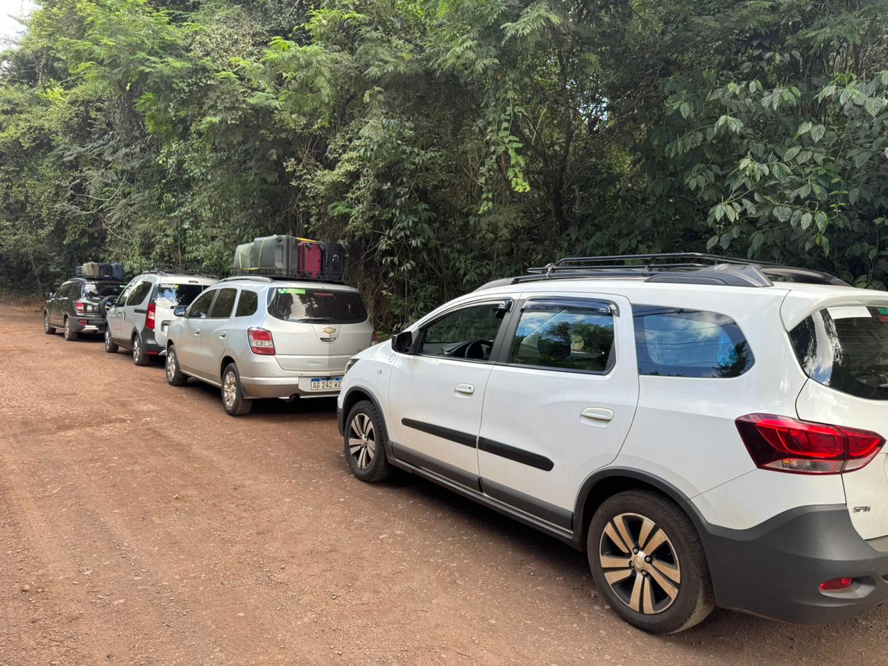 Multiple vehicles coordinated for group transportation in Iguazu