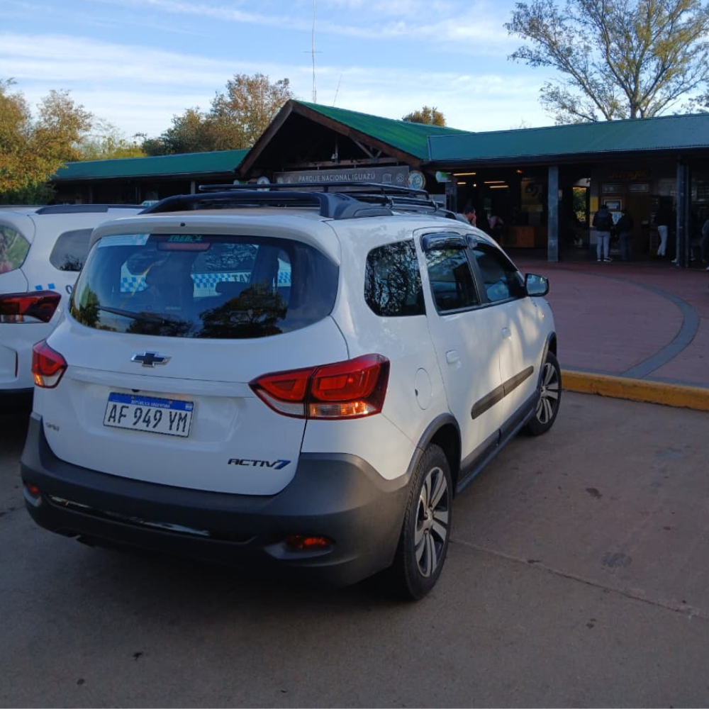 Extra large taxi for private group transportation in Puerto Iguazu